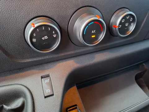 Renault Master T35 2.3 dCi 180 L2H2 Energy AIRCO / CRUISE CONTROLE / CAMERA / NAVI / TREKHAAK / 3 ZITS
