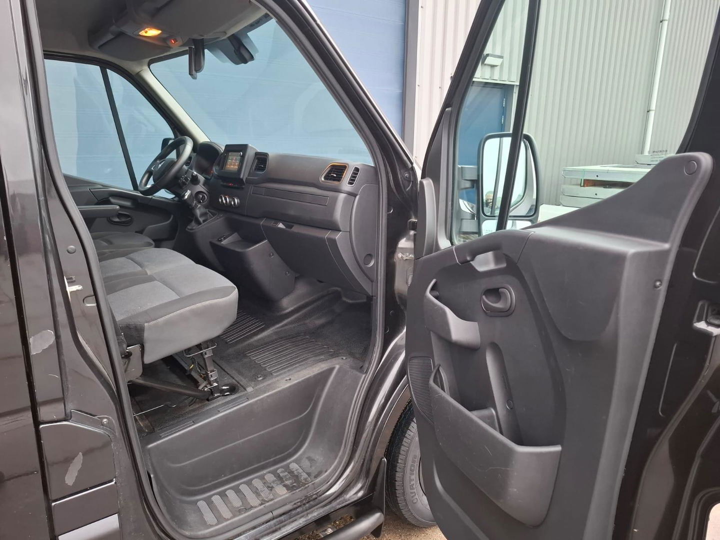 Renault Master T35 2.3 dCi 180 L2H2 Energy AIRCO / CRUISE CONTROLE / CAMERA / NAVI / TREKHAAK / 3 ZITS
