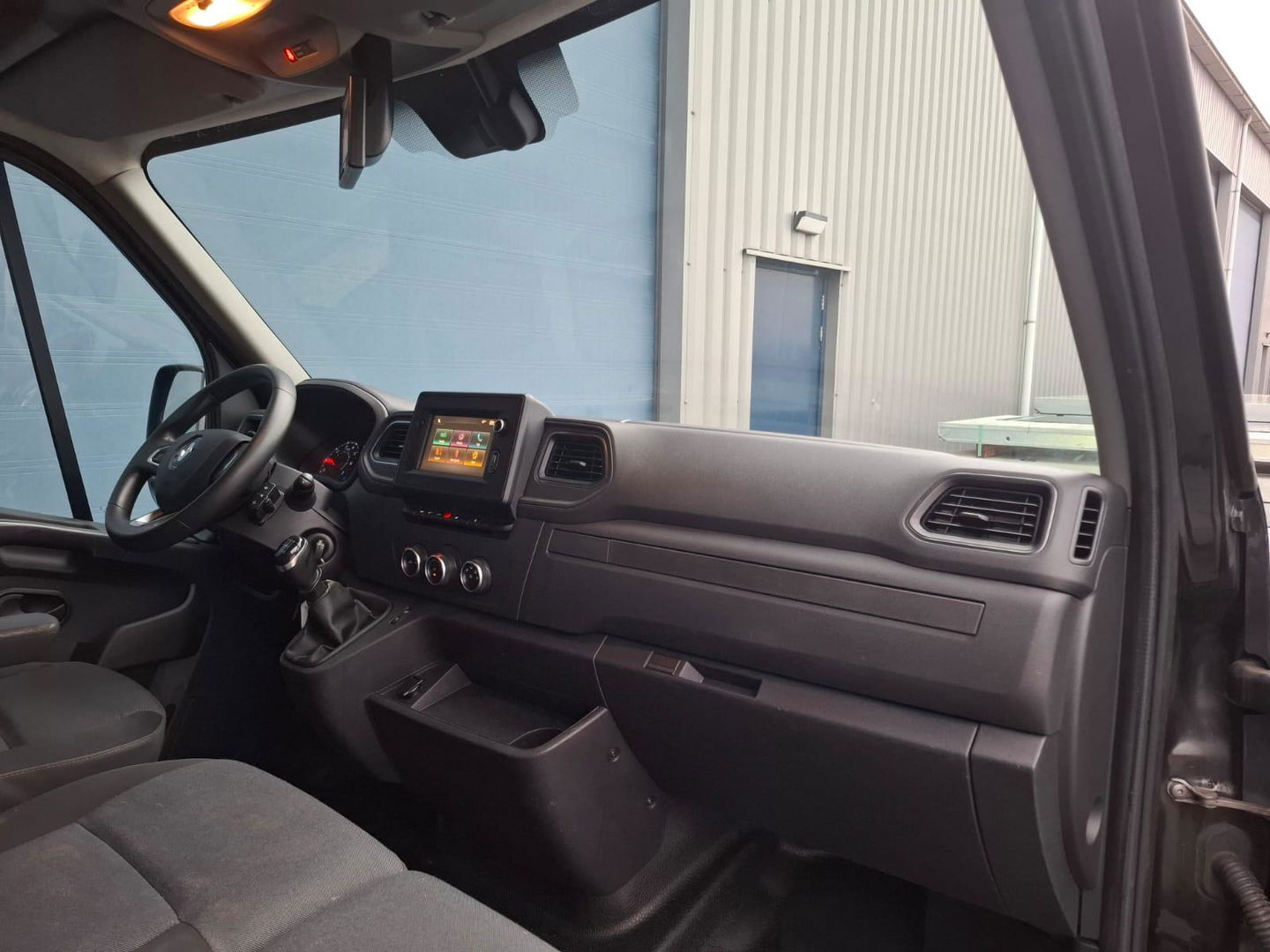 Renault Master T35 2.3 dCi 180 L2H2 Energy AIRCO / CRUISE CONTROLE / CAMERA / NAVI / TREKHAAK / 3 ZITS