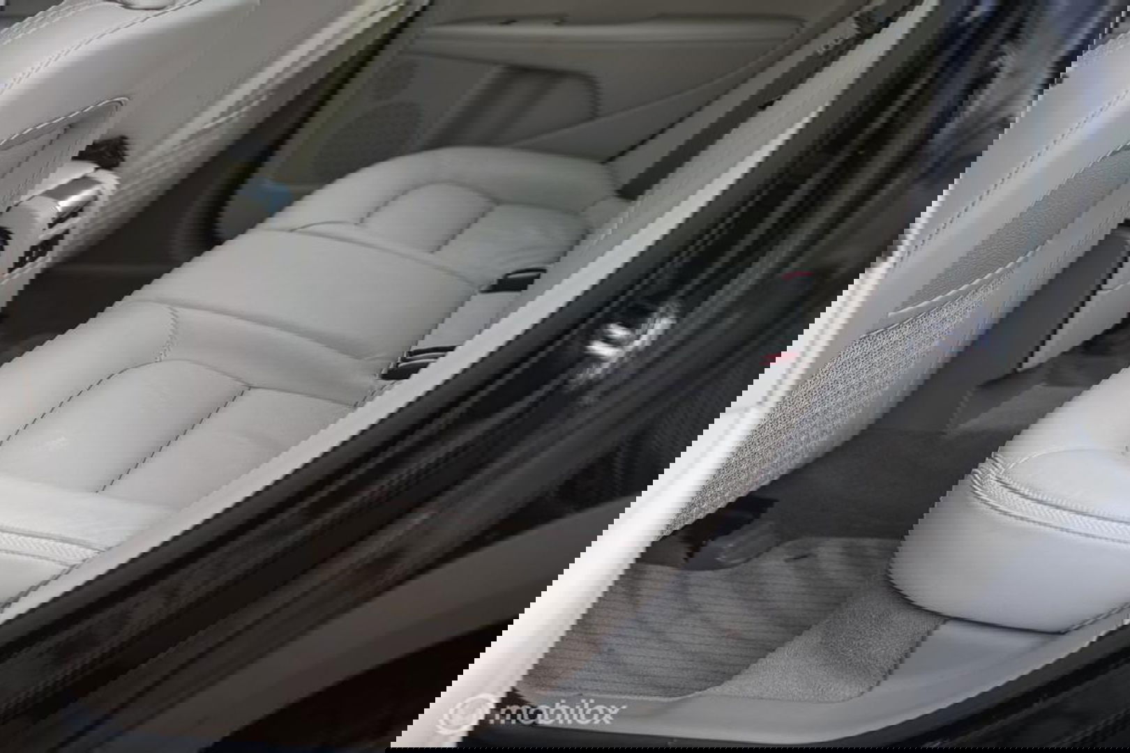 Volvo XC70 2.4 D5 Summum AWD | Schuifdak | LED | Leder | Trekhaak | Navigatie | Rijklaarprijs |
