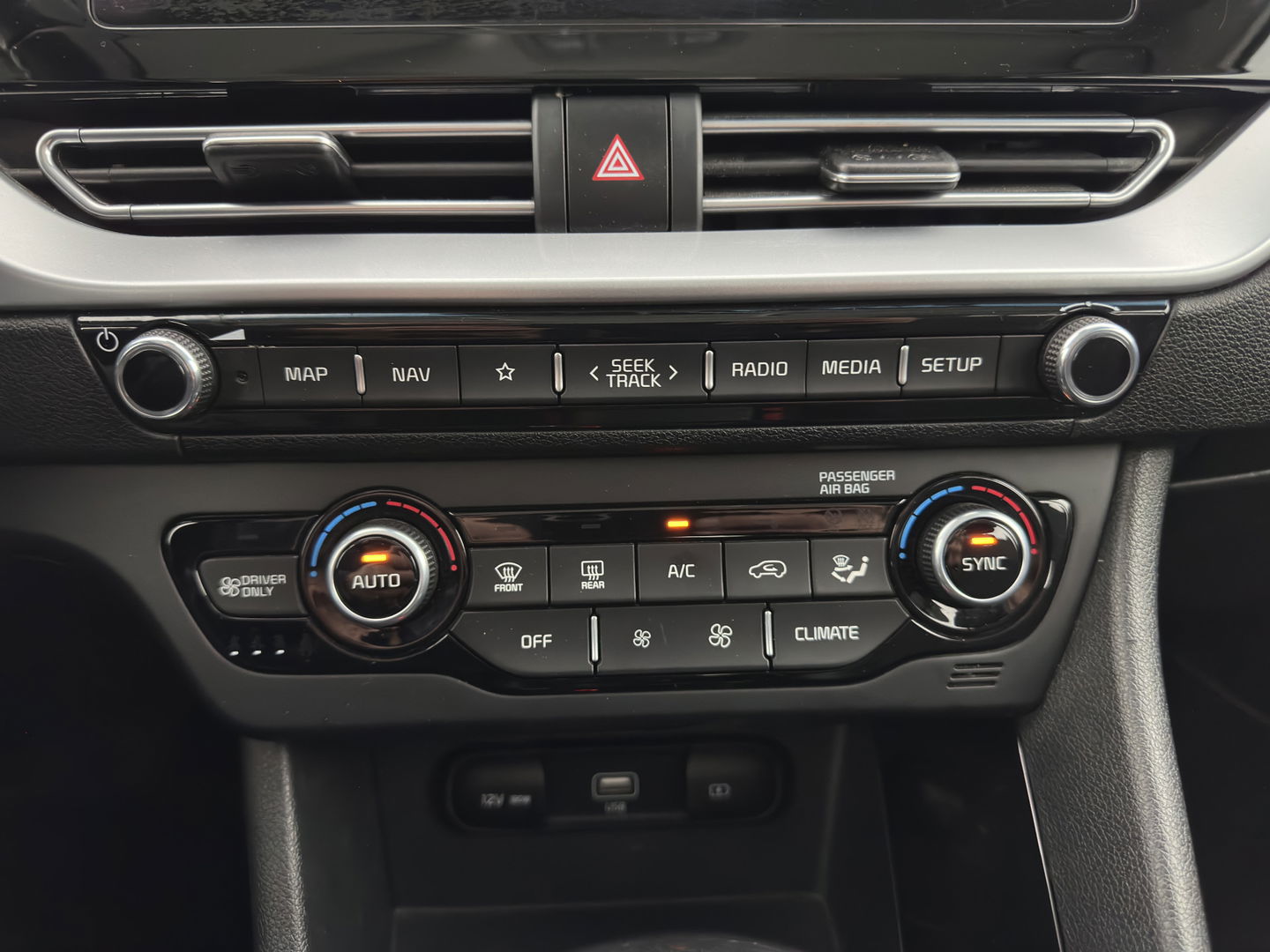 Kia Niro 1.6 GDi Hybrid DynamicLine (INCL-BTW) Aut. *ADAPTIVE-CRUISE | LEATHER-FABRIC | NAVI-FULLMAP | HEATED-COMFORTSEATS | CAMERA | DAB+ | KEYLESS | ECC | DIGI-COCKPIT | SHIFT-PADDLES | LANE-ASSIST | PDC | TOWBAR | 16''ALU*