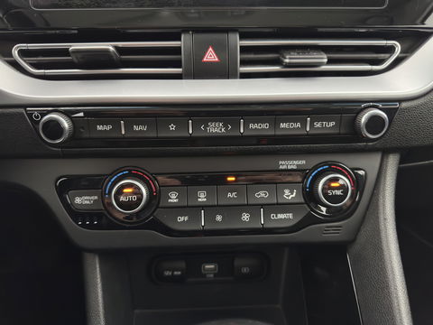 Kia Niro 1.6 GDi Hybrid DynamicLine (INCL-BTW) Aut. *ADAPTIVE-CRUISE | LEATHER-FABRIC | NAVI-FULLMAP | HEATED-COMFORTSEATS | CAMERA | DAB+ | KEYLESS | ECC | DIGI-COCKPIT | SHIFT-PADDLES | LANE-ASSIST | PDC | TOWBAR | 16''ALU*
