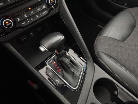 Kia Niro 1.6 GDi Hybrid DynamicLine (INCL-BTW) Aut. *ADAPTIVE-CRUISE | LEATHER-FABRIC | NAVI-FULLMAP | HEATED-COMFORTSEATS | CAMERA | DAB+ | KEYLESS | ECC | DIGI-COCKPIT | SHIFT-PADDLES | LANE-ASSIST | PDC | TOWBAR | 16''ALU*