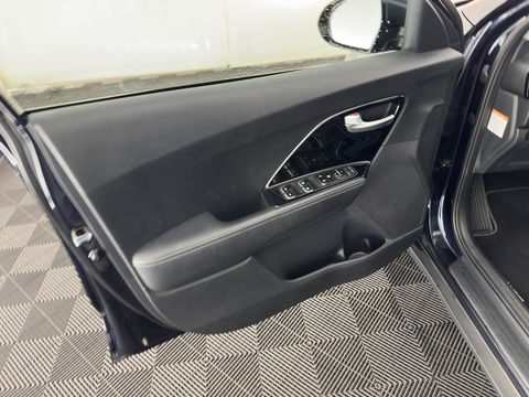 Kia Niro 1.6 GDi Hybrid DynamicLine (INCL-BTW) Aut. *ADAPTIVE-CRUISE | LEATHER-FABRIC | NAVI-FULLMAP | HEATED-COMFORTSEATS | CAMERA | DAB+ | KEYLESS | ECC | DIGI-COCKPIT | SHIFT-PADDLES | LANE-ASSIST | PDC | TOWBAR | 16''ALU*