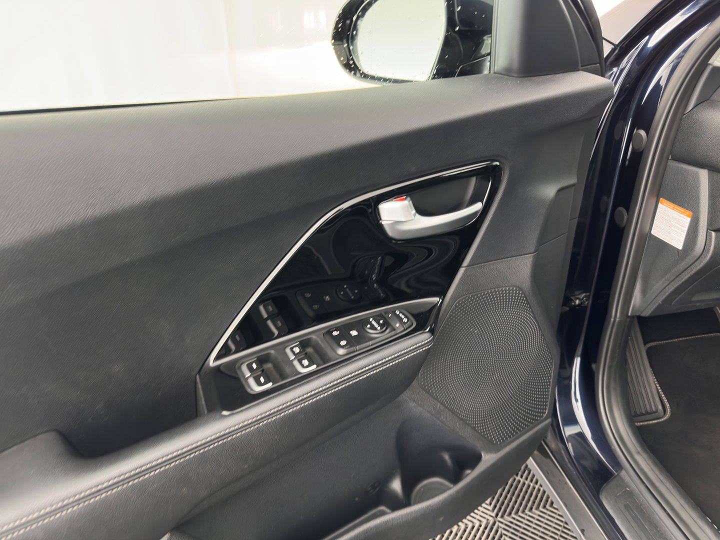Kia Niro 1.6 GDi Hybrid DynamicLine (INCL-BTW) Aut. *ADAPTIVE-CRUISE | LEATHER-FABRIC | NAVI-FULLMAP | HEATED-COMFORTSEATS | CAMERA | DAB+ | KEYLESS | ECC | DIGI-COCKPIT | SHIFT-PADDLES | LANE-ASSIST | PDC | TOWBAR | 16''ALU*
