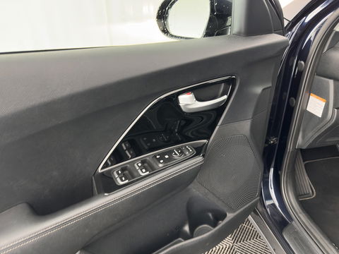 Kia Niro 1.6 GDi Hybrid DynamicLine (INCL-BTW) Aut. *ADAPTIVE-CRUISE | LEATHER-FABRIC | NAVI-FULLMAP | HEATED-COMFORTSEATS | CAMERA | DAB+ | KEYLESS | ECC | DIGI-COCKPIT | SHIFT-PADDLES | LANE-ASSIST | PDC | TOWBAR | 16''ALU*