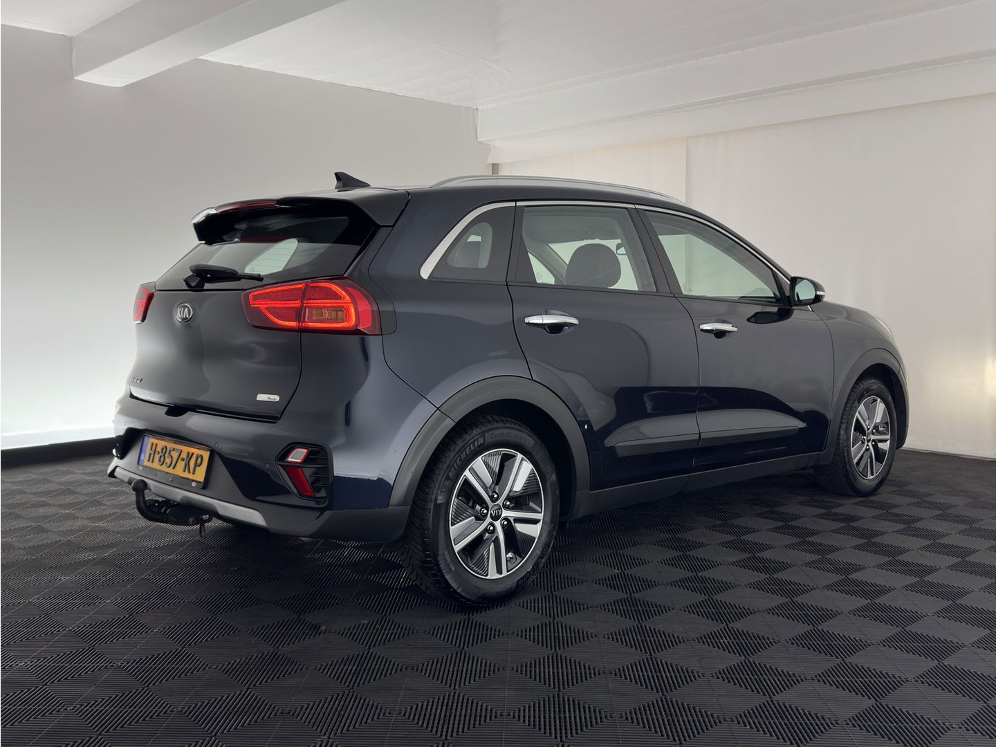 Kia Niro 1.6 GDi Hybrid DynamicLine (INCL-BTW) Aut. *ADAPTIVE-CRUISE | LEATHER-FABRIC | NAVI-FULLMAP | HEATED-COMFORTSEATS | CAMERA | DAB+ | KEYLESS | ECC | DIGI-COCKPIT | SHIFT-PADDLES | LANE-ASSIST | PDC | TOWBAR | 16''ALU*