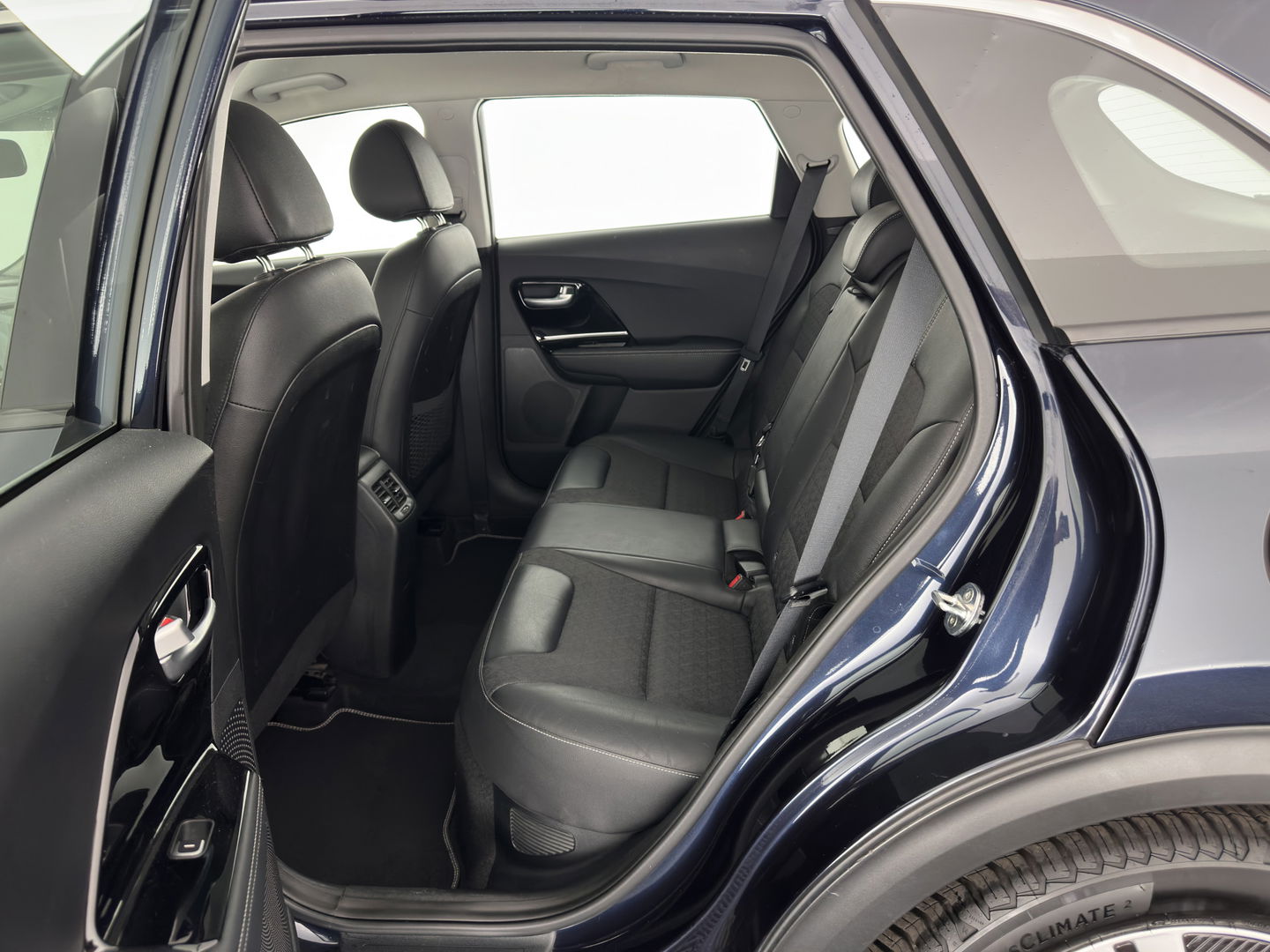 Kia Niro 1.6 GDi Hybrid DynamicLine (INCL-BTW) Aut. *ADAPTIVE-CRUISE | LEATHER-FABRIC | NAVI-FULLMAP | HEATED-COMFORTSEATS | CAMERA | DAB+ | KEYLESS | ECC | DIGI-COCKPIT | SHIFT-PADDLES | LANE-ASSIST | PDC | TOWBAR | 16''ALU*