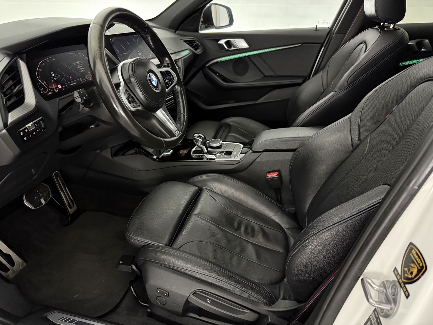 BMW 1-serie 118i High Executive Edition M-Sport 141PK | Pano | Virtual | Sfeerverl. | Carplay | Leder | Stoelverw. | NAP