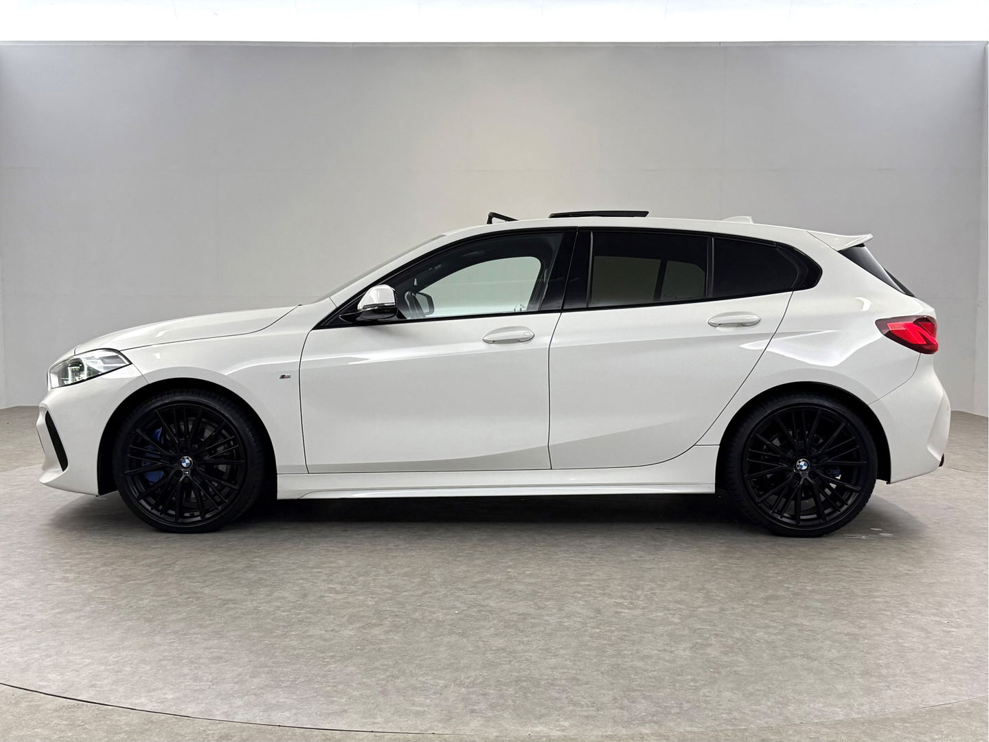 BMW 1-serie 118i High Executive Edition M-Sport 141PK | Pano | Virtual | Sfeerverl. | Carplay | Leder | Stoelverw. | NAP
