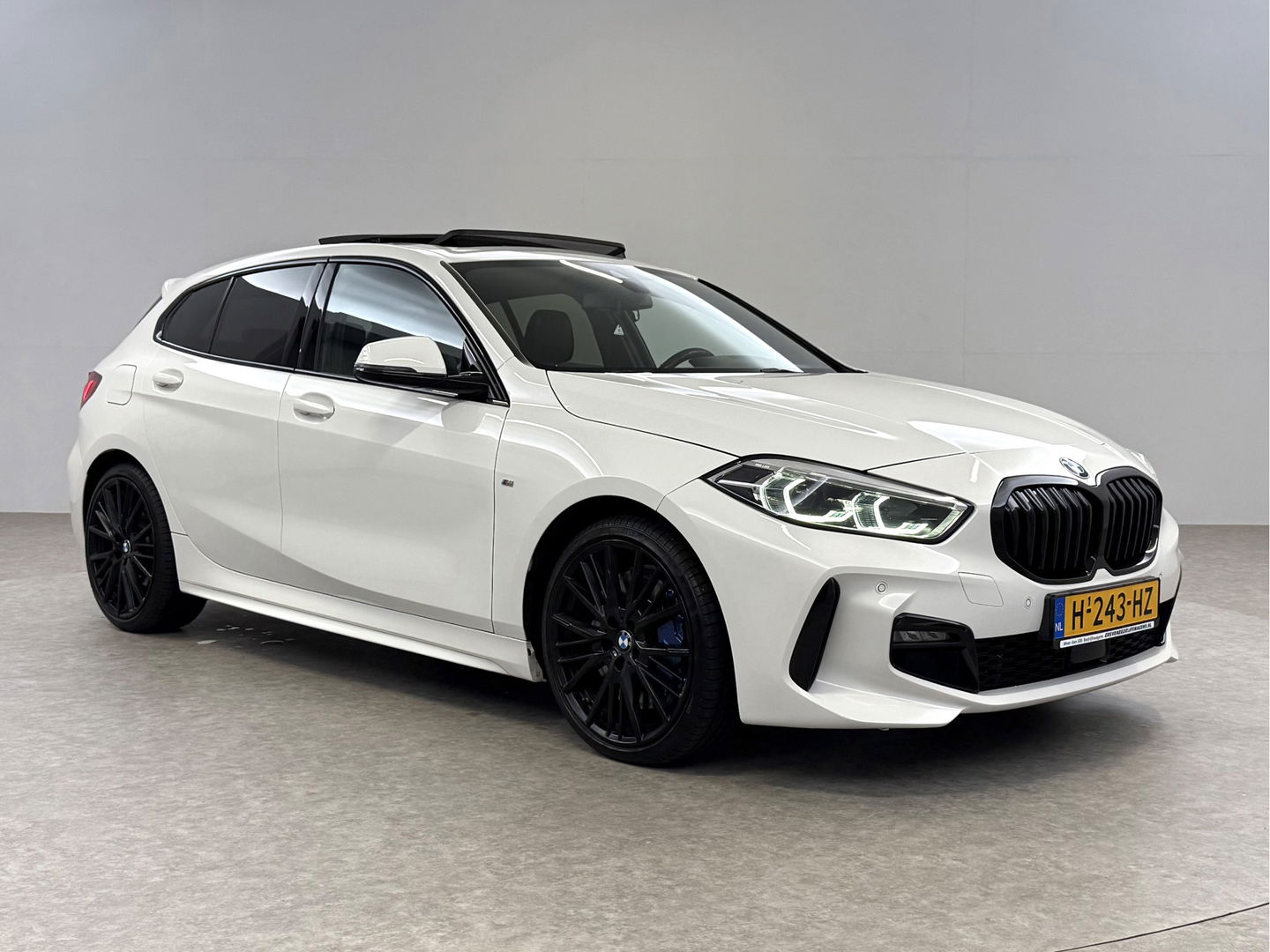 BMW 1-serie 118i High Executive Edition M-Sport 141PK | Pano | Virtual | Sfeerverl. | Carplay | Leder | Stoelverw. | NAP