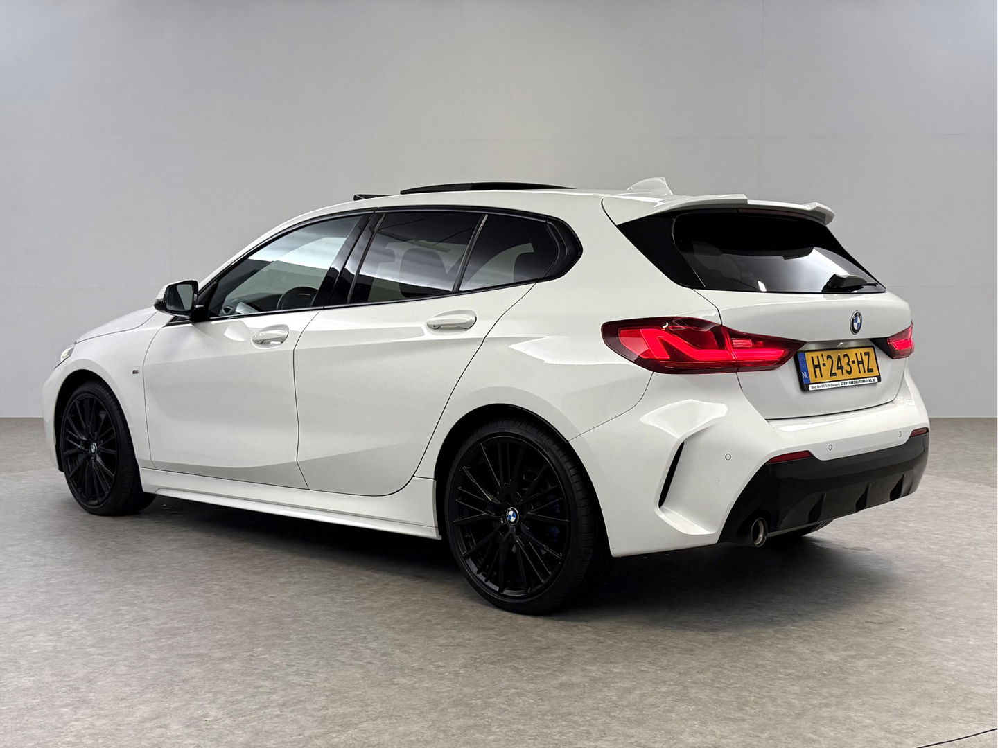 BMW 1-serie 118i High Executive Edition M-Sport 141PK | Pano | Virtual | Sfeerverl. | Carplay | Leder | Stoelverw. | NAP