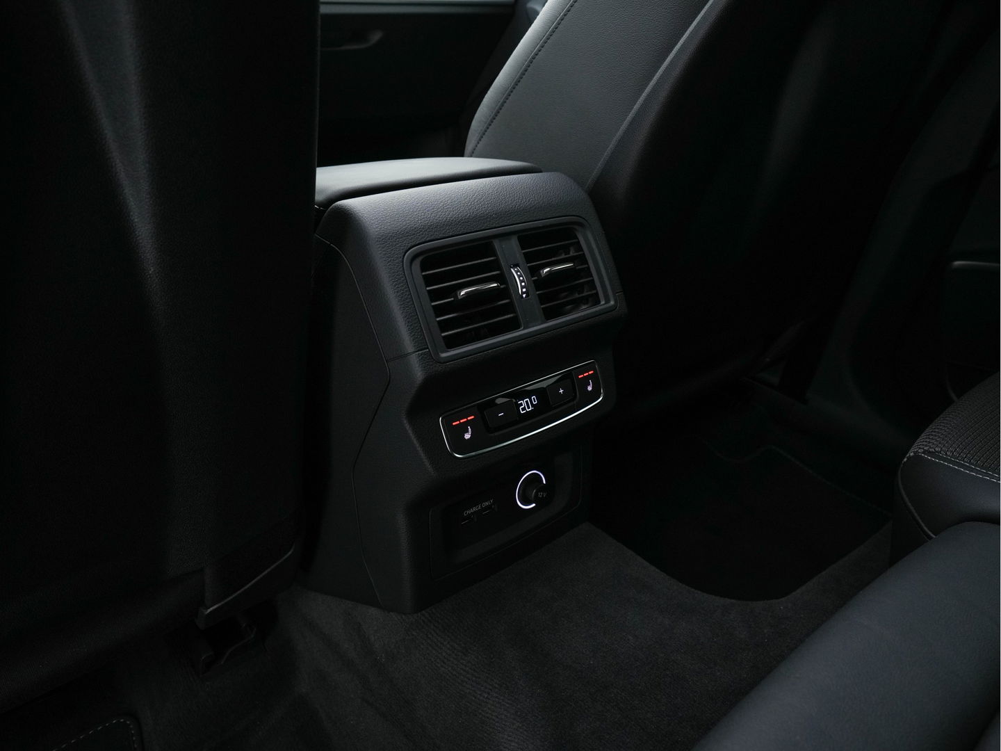 Audi Q5 50 TFSI e quattro S edition (INCL.BTW) *PANO | LEATHER-FABRIC | FULL-LED | DIGI-COCKPIT | NAVI-FULLMAP | HEATED-SPORTSEATS | KEYLESS | DAB+ | CAMERA | PRIVACY-GLASS | SHIFT-PADDLES | ECC | PDC | CRUISE | 19''ALU*