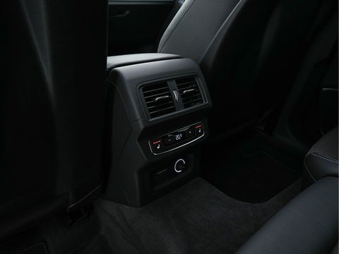 Audi Q5 50 TFSI e quattro S edition (INCL.BTW) *PANO | LEATHER-FABRIC | FULL-LED | DIGI-COCKPIT | NAVI-FULLMAP | HEATED-SPORTSEATS | KEYLESS | DAB+ | CAMERA | PRIVACY-GLASS | SHIFT-PADDLES | ECC | PDC | CRUISE | 19''ALU*