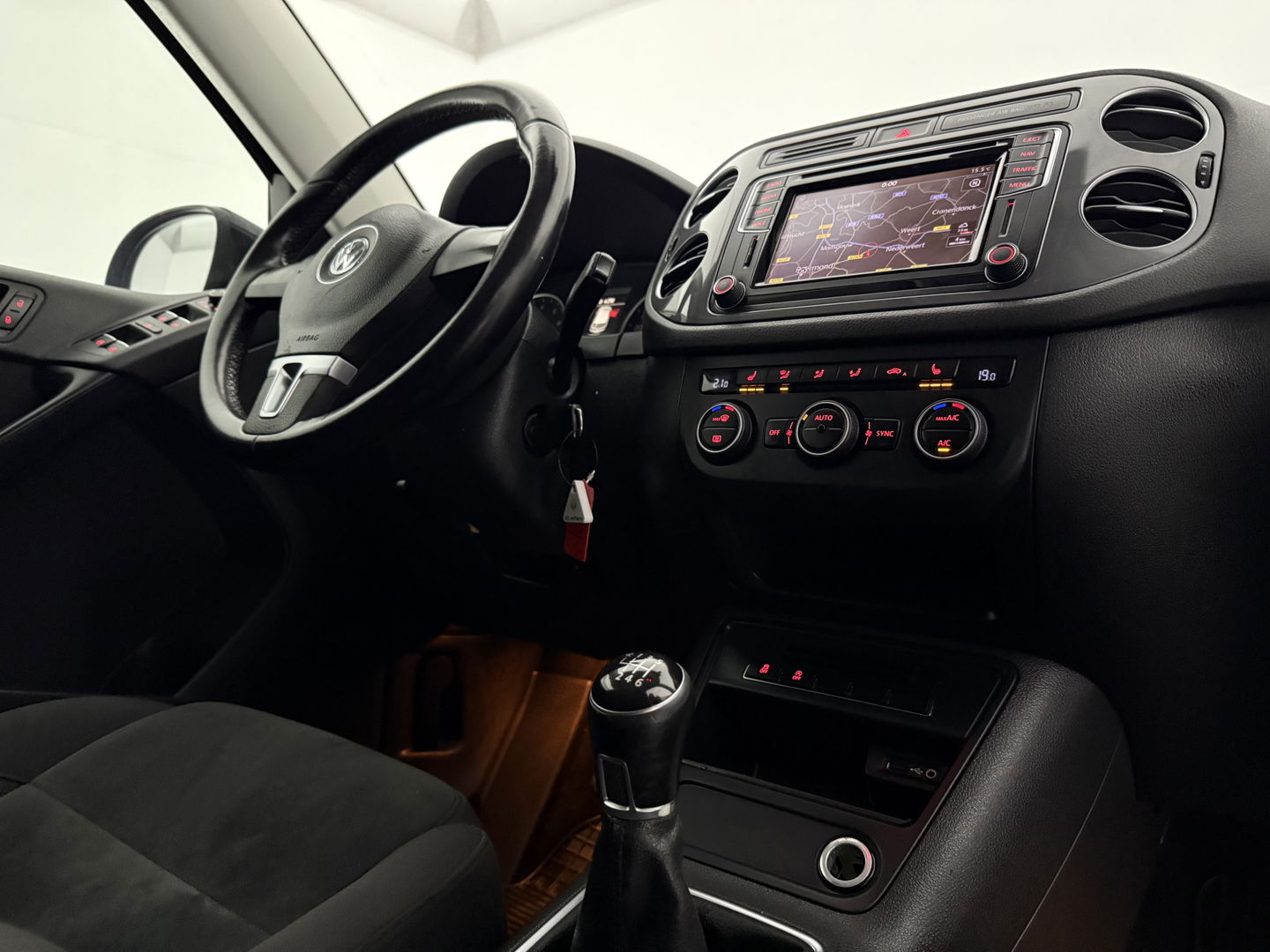 Volkswagen Tiguan 1.4 TSI Sport&Style | Cruise | Navi | Clima | Parkeersens. | Stoelverw. | Afn. Trekh.