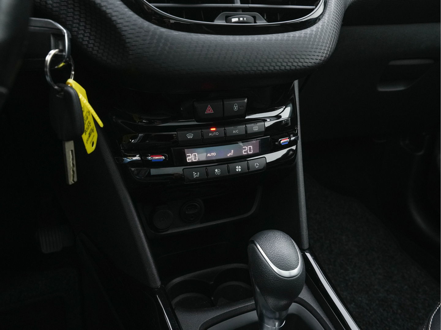 Peugeot 2008 1.2 PureTech Allure Aut. *PANO | LEATHER-FABRIC | HEATED-SPORTSEATS | CARPLAY | ECC | CAMERA | PRIVACY-GLASS | PDC | CRUISE | 16''ALU*