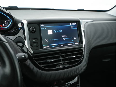 Peugeot 2008 1.2 PureTech Allure Aut. *PANO | LEATHER-FABRIC | HEATED-SPORTSEATS | CARPLAY | ECC | CAMERA | PRIVACY-GLASS | PDC | CRUISE | 16''ALU*