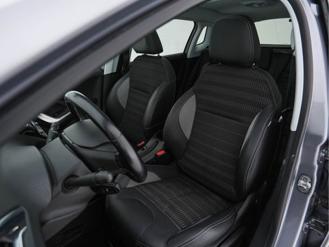 Peugeot 2008 1.2 PureTech Allure Aut. *PANO | LEATHER-FABRIC | HEATED-SPORTSEATS | CARPLAY | ECC | CAMERA | PRIVACY-GLASS | PDC | CRUISE | 16''ALU*