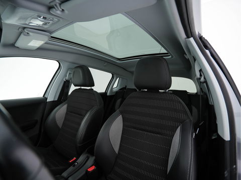 Peugeot 2008 1.2 PureTech Allure Aut. *PANO | LEATHER-FABRIC | HEATED-SPORTSEATS | CARPLAY | ECC | CAMERA | PRIVACY-GLASS | PDC | CRUISE | 16''ALU*