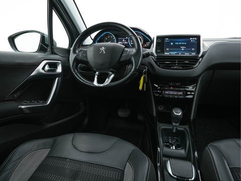 Peugeot 2008 1.2 PureTech Allure Aut. *PANO | LEATHER-FABRIC | HEATED-SPORTSEATS | CARPLAY | ECC | CAMERA | PRIVACY-GLASS | PDC | CRUISE | 16''ALU*