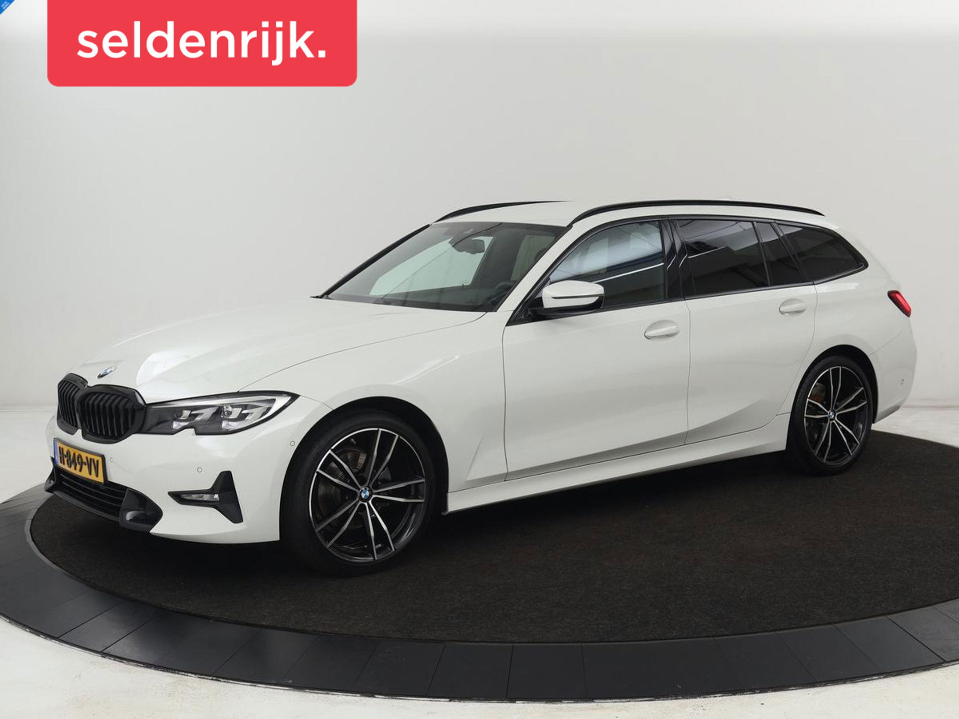 BMW 3 Serie Touring 320i Executive Edition | Half Leder | Cruise Control | Trekhaak | Elektrische achterklep | Camera | Carplay | Sfeerverlichting