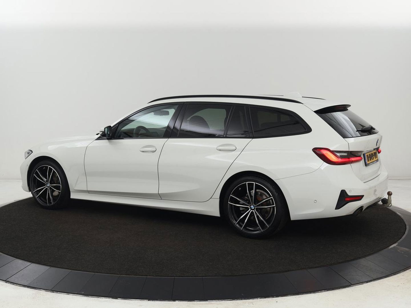 BMW 3 Serie Touring 320i Executive Edition | Half Leder | Cruise Control | Trekhaak | Elektrische achterklep | Camera | Carplay | Sfeerverlichting