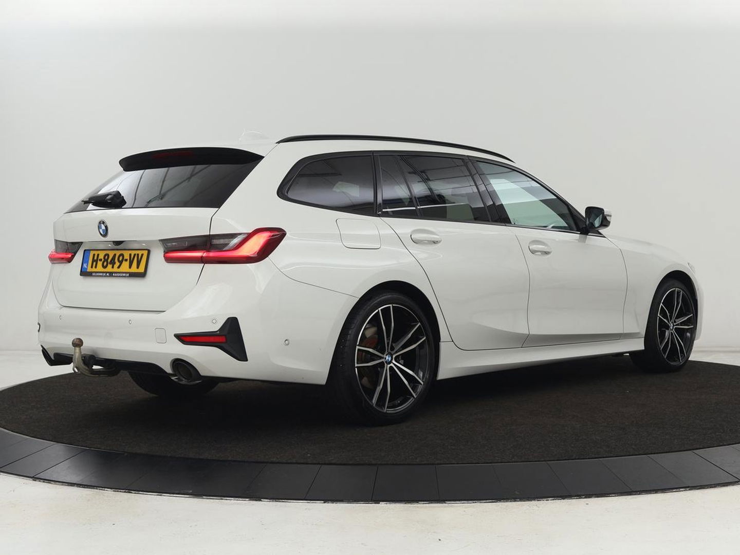 BMW 3 Serie Touring 320i Executive Edition | Half Leder | Cruise Control | Trekhaak | Elektrische achterklep | Camera | Carplay | Sfeerverlichting