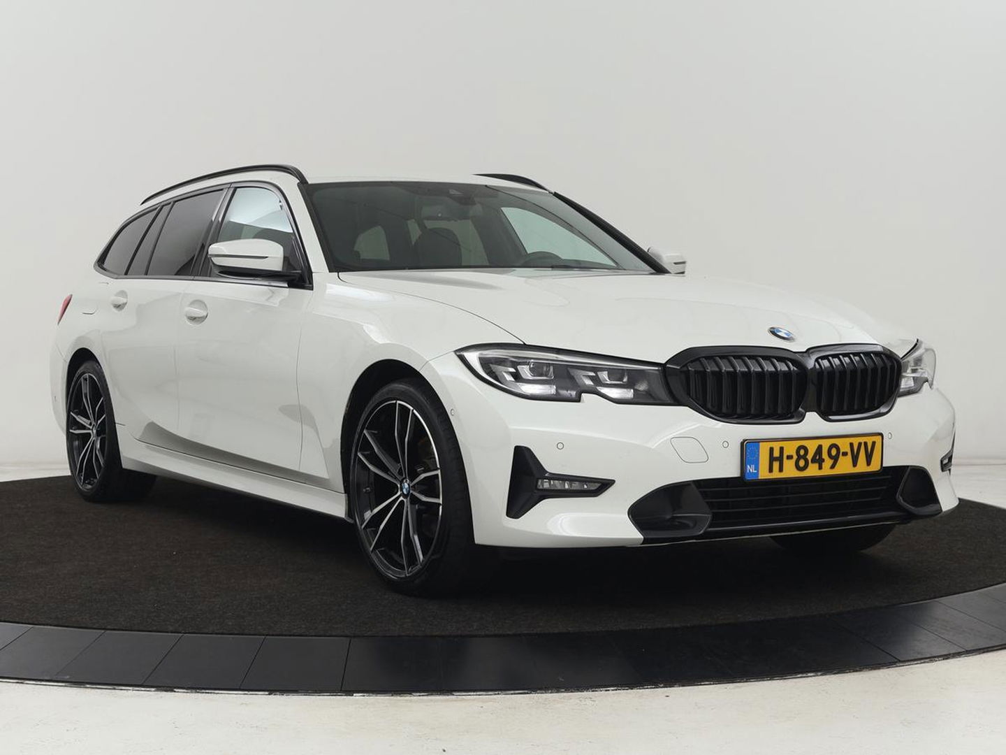 BMW 3 Serie Touring 320i Executive Edition | Half Leder | Cruise Control | Trekhaak | Elektrische achterklep | Camera | Carplay | Sfeerverlichting