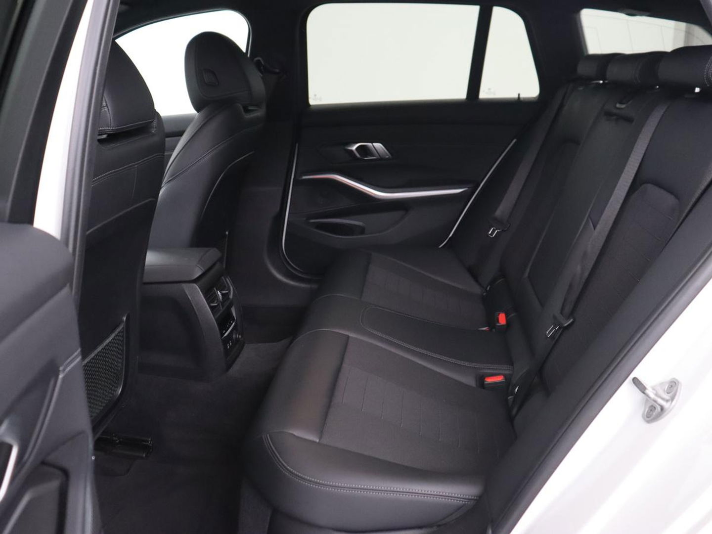 BMW 3 Serie Touring 320i Executive Edition | Half Leder | Cruise Control | Trekhaak | Elektrische achterklep | Camera | Carplay | Sfeerverlichting