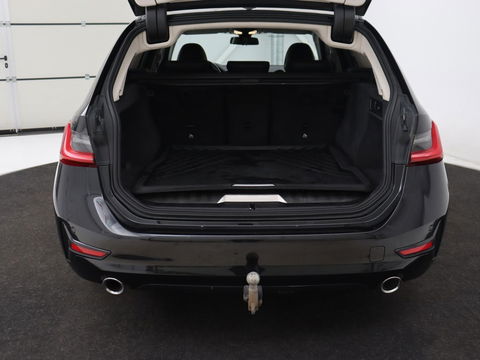 BMW 3 Serie Touring 330e | Trekhaak | Half Leder | Stoel & Stuurverwarming | Sfeerverlichting | Carplay | Cruise Control | PDC