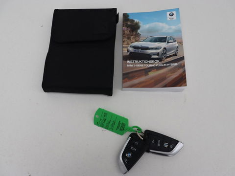 BMW 3 Serie Touring 330e | Trekhaak | Half Leder | Stoel & Stuurverwarming | Sfeerverlichting | Carplay | Cruise Control | PDC