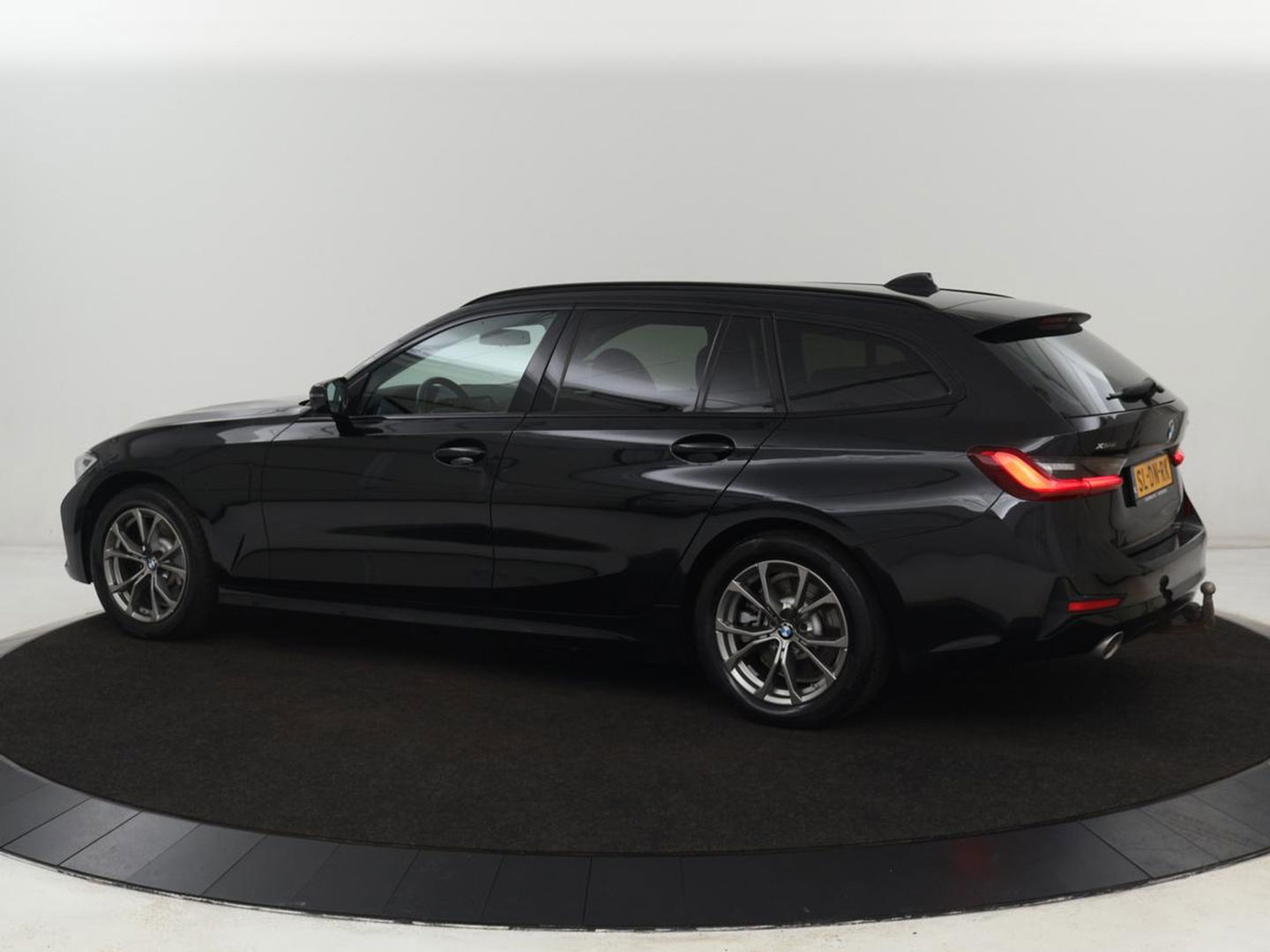 BMW 3 Serie Touring 330e | Trekhaak | Half Leder | Stoel & Stuurverwarming | Sfeerverlichting | Carplay | Cruise Control | PDC