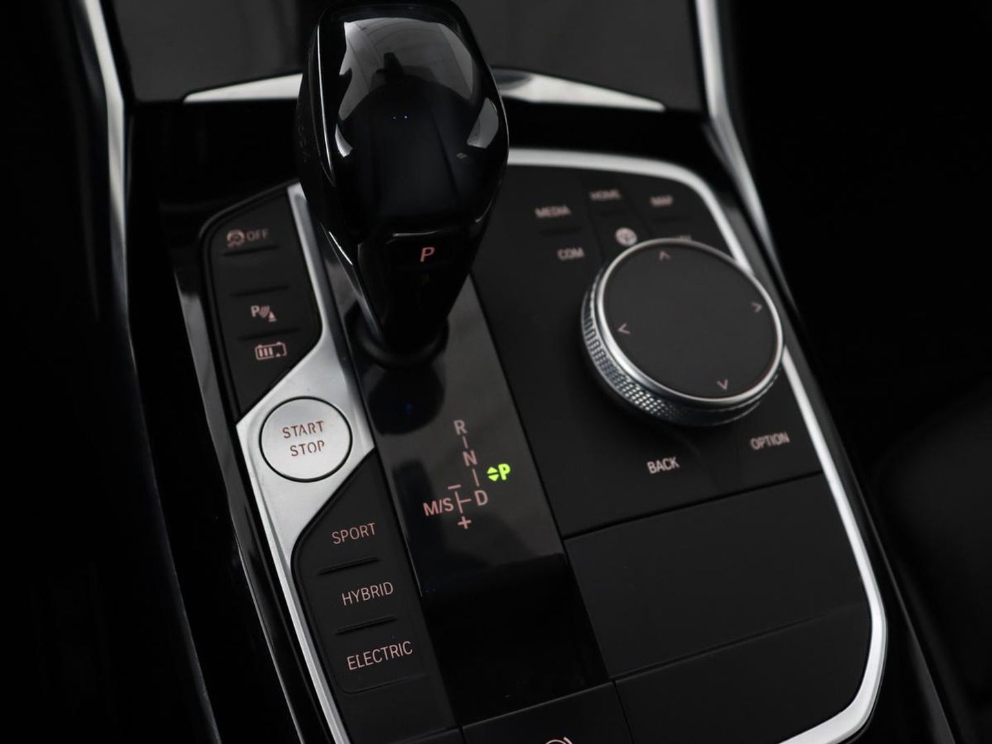 BMW 3 Serie Touring 330e | Trekhaak | Half Leder | Stoel & Stuurverwarming | Sfeerverlichting | Carplay | Cruise Control | PDC
