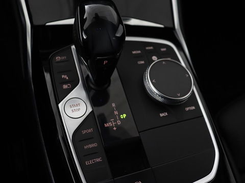 BMW 3 Serie Touring 330e | Trekhaak | Half Leder | Stoel & Stuurverwarming | Sfeerverlichting | Carplay | Cruise Control | PDC