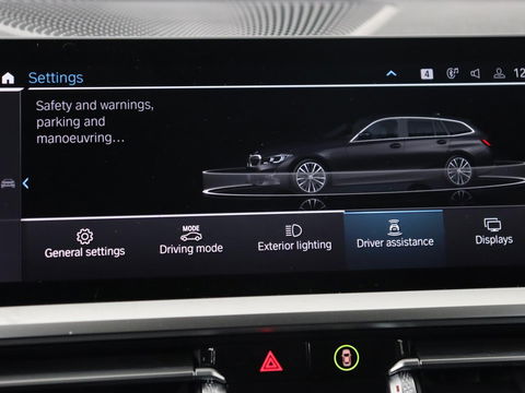 BMW 3 Serie Touring 330e | Trekhaak | Half Leder | Stoel & Stuurverwarming | Sfeerverlichting | Carplay | Cruise Control | PDC