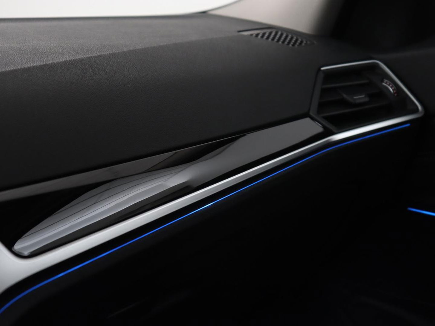 BMW 3 Serie Touring 330e | Trekhaak | Half Leder | Stoel & Stuurverwarming | Sfeerverlichting | Carplay | Cruise Control | PDC