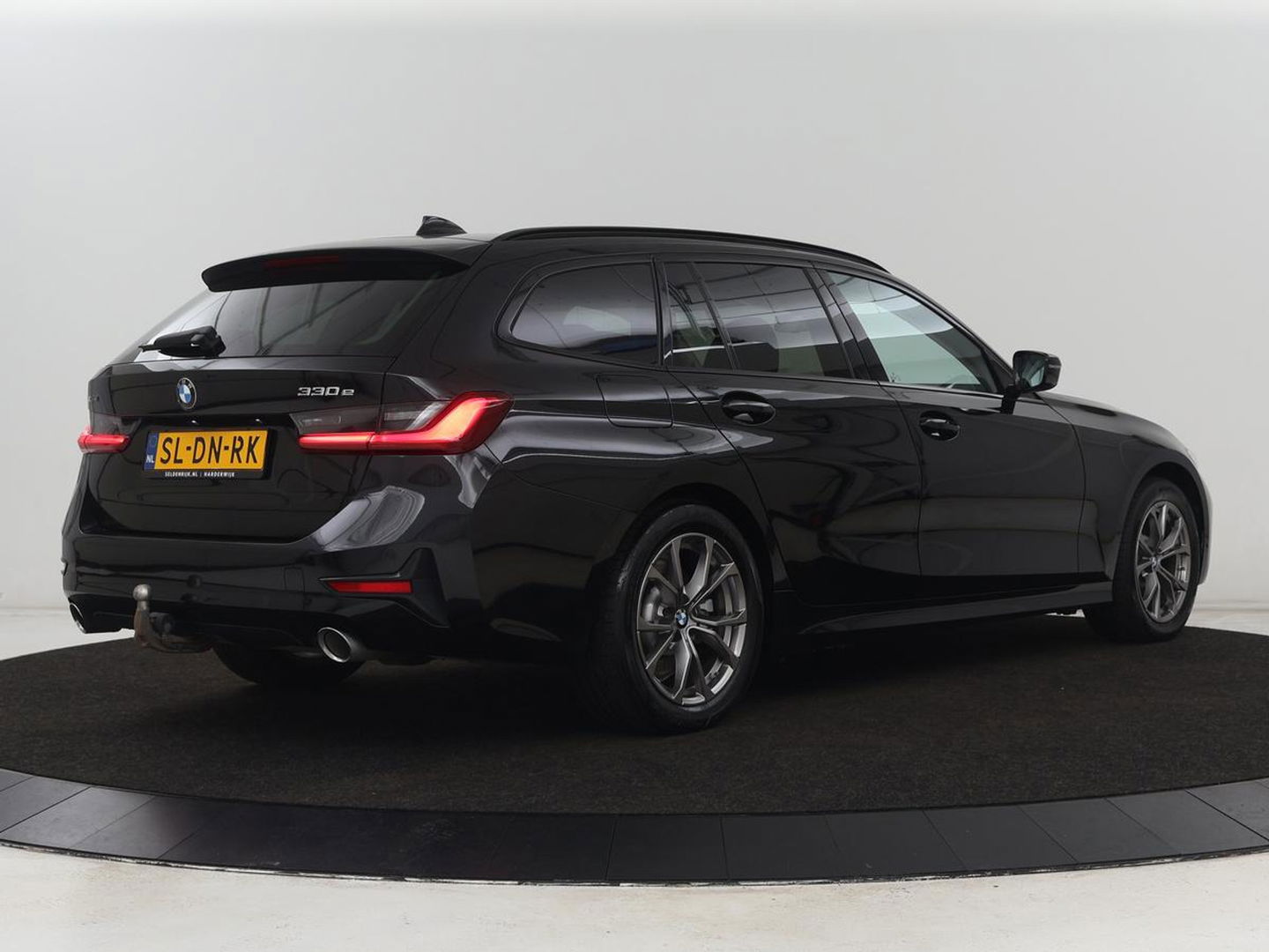 BMW 3 Serie Touring 330e | Trekhaak | Half Leder | Stoel & Stuurverwarming | Sfeerverlichting | Carplay | Cruise Control | PDC