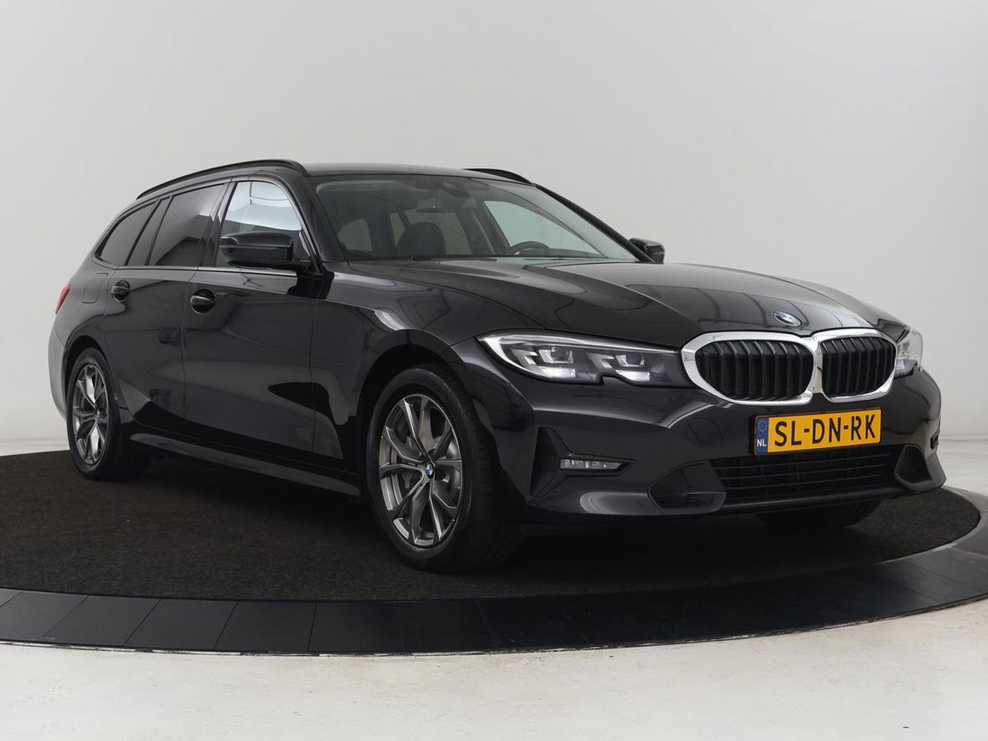 BMW 3 Serie Touring 330e | Trekhaak | Half Leder | Stoel & Stuurverwarming | Sfeerverlichting | Carplay | Cruise Control | PDC
