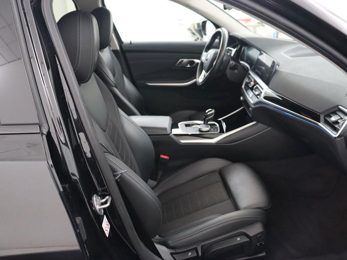 BMW 3 Serie Touring 330e | Trekhaak | Half Leder | Stoel & Stuurverwarming | Sfeerverlichting | Carplay | Cruise Control | PDC