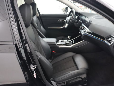 BMW 3 Serie Touring 330e | Trekhaak | Half Leder | Stoel & Stuurverwarming | Sfeerverlichting | Carplay | Cruise Control | PDC