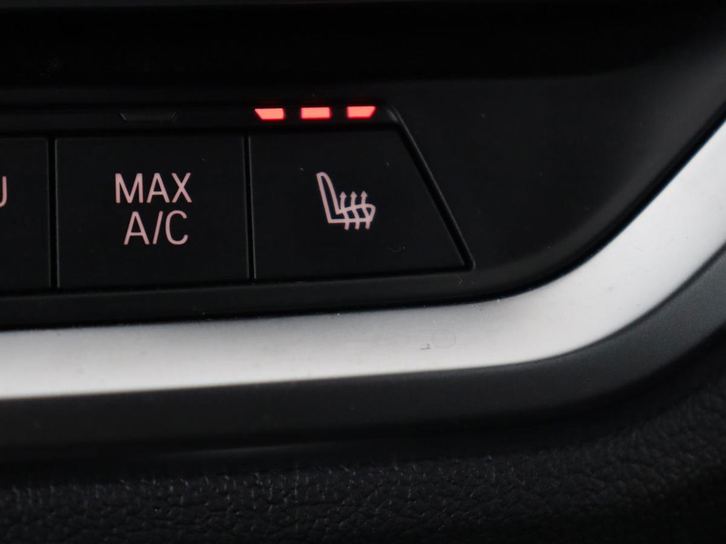 BMW 3 Serie Touring 330e | Trekhaak | Half Leder | Stoel & Stuurverwarming | Sfeerverlichting | Carplay | Cruise Control | PDC