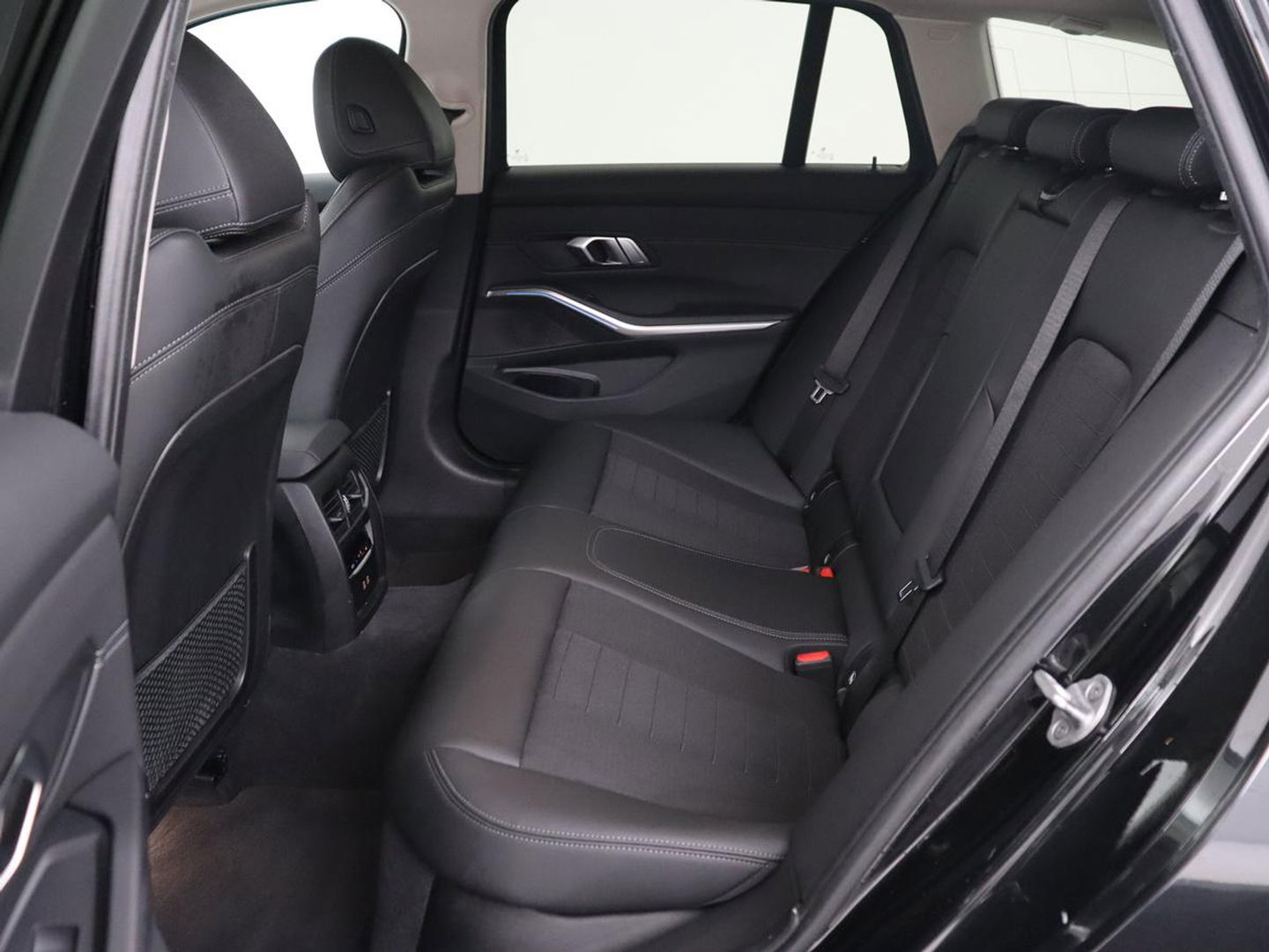 BMW 3 Serie Touring 330e | Trekhaak | Half Leder | Stoel & Stuurverwarming | Sfeerverlichting | Carplay | Cruise Control | PDC