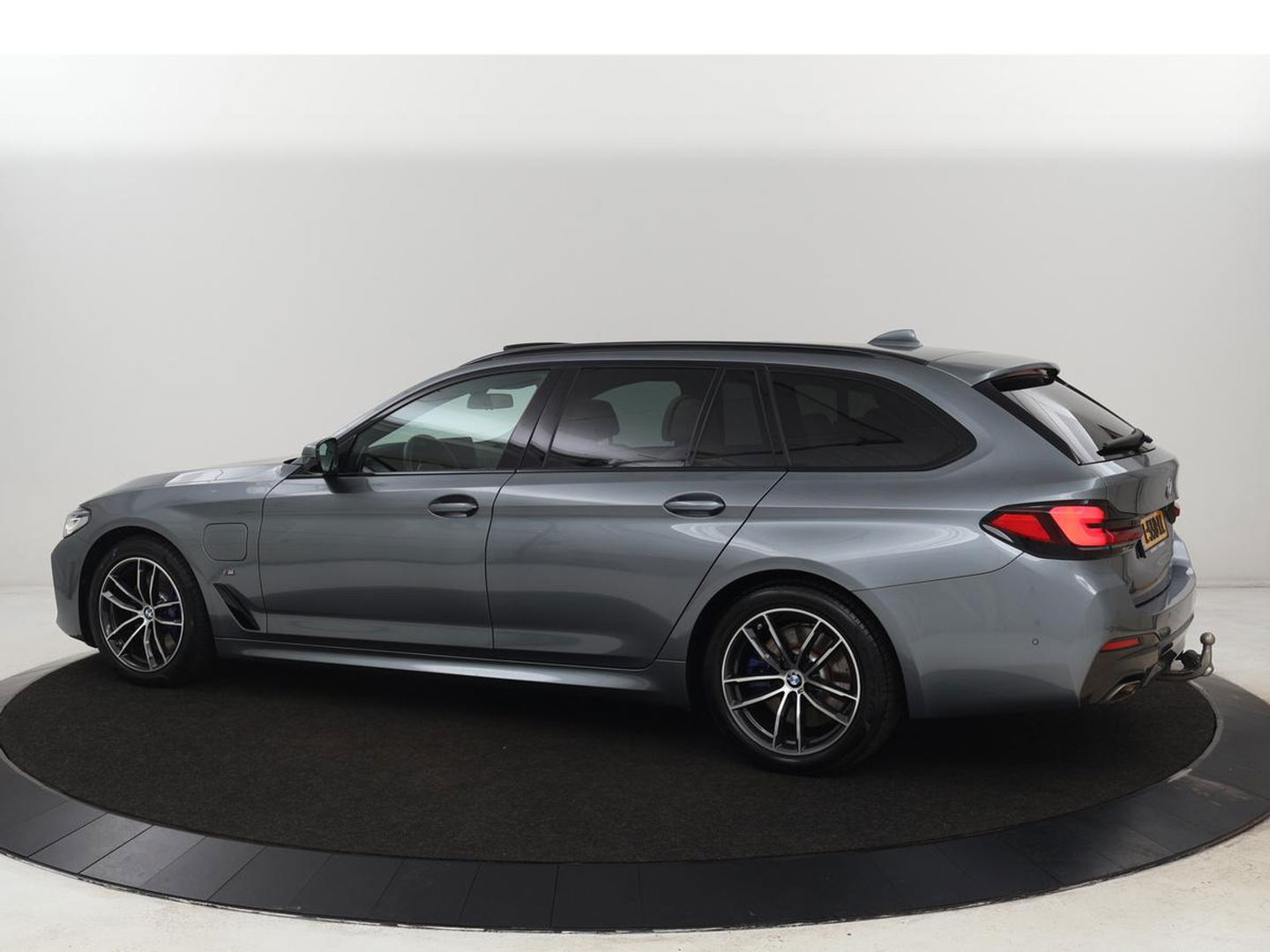 BMW 5 Serie Touring 520e Bns Edit.+ | Panoramadak | Leder | Elektrische stoelen | Stoel & Stuurverwarming | Adaptive Cruise | Elektrische Trekhaak