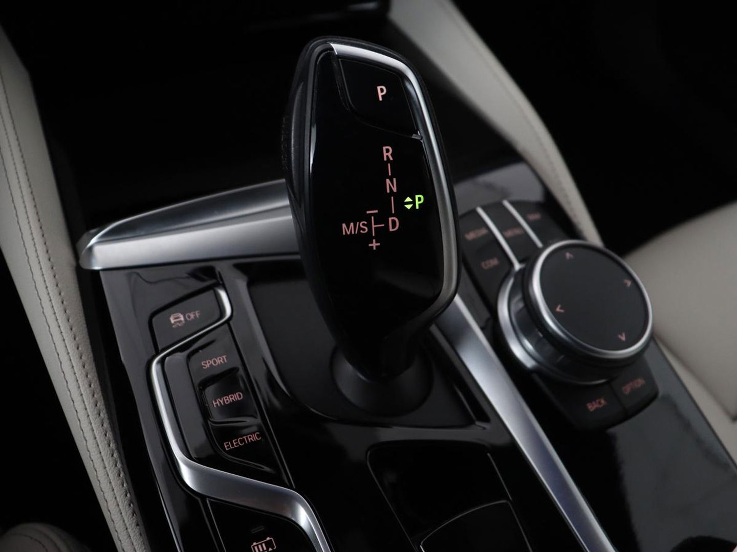 BMW 5 Serie Touring 520e Bns Edit.+ | Panoramadak | Leder | Elektrische stoelen | Stoel & Stuurverwarming | Adaptive Cruise | Elektrische Trekhaak