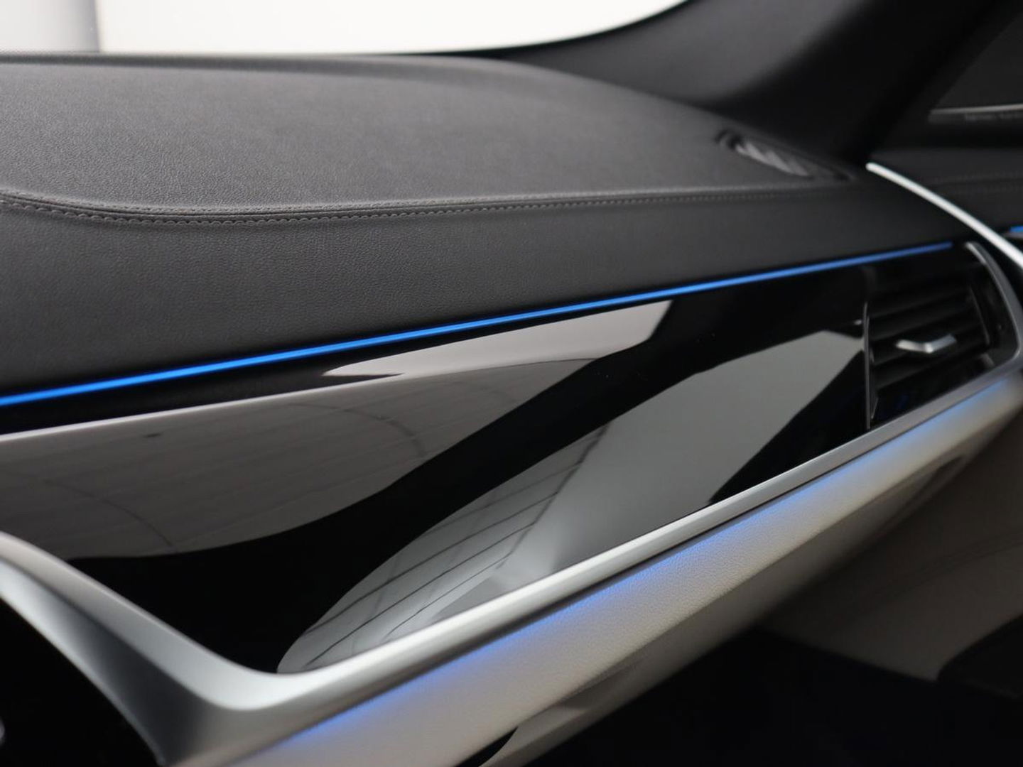 BMW 5 Serie Touring 520e Bns Edit.+ | Panoramadak | Leder | Elektrische stoelen | Stoel & Stuurverwarming | Adaptive Cruise | Elektrische Trekhaak
