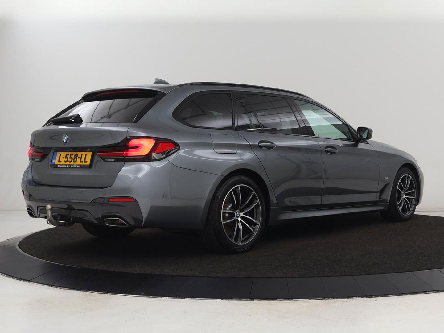 BMW 5 Serie Touring 520e Bns Edit.+ | Panoramadak | Leder | Elektrische stoelen | Stoel & Stuurverwarming | Adaptive Cruise | Elektrische Trekhaak