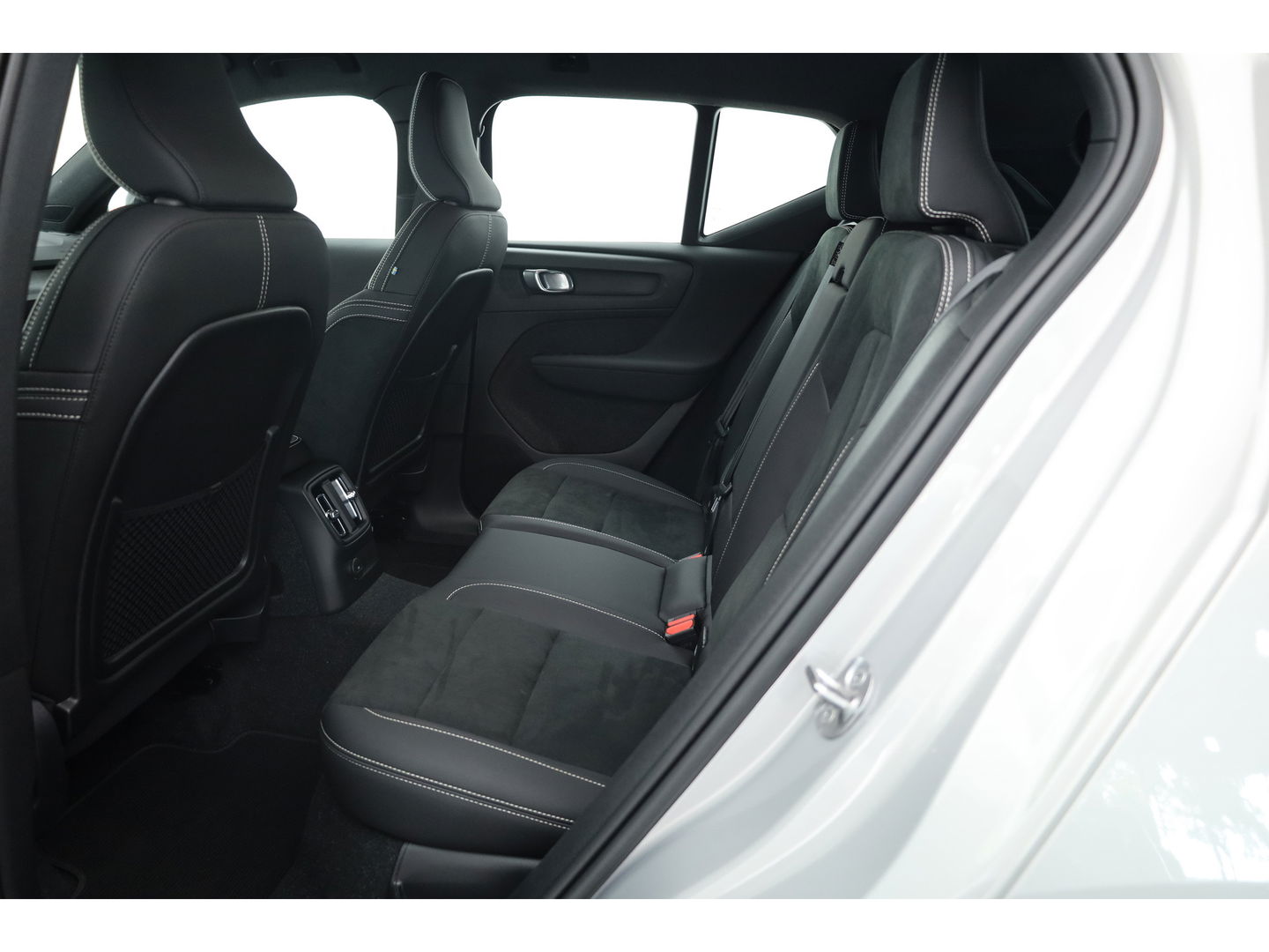 Volvo XC40 1.5 T5 Plug-in hybrid Plus Dark Facelift, Trekhaak, 20 inch, H&K Audio, elek. stoelen, stoel+ stuurverw.