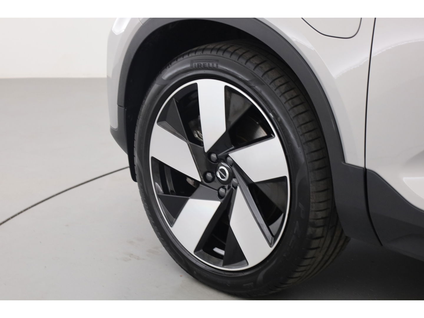 Volvo XC40 1.5 T5 Plug-in hybrid Plus Dark Facelift, Trekhaak, 20 inch, H&K Audio, elek. stoelen, stoel+ stuurverw.