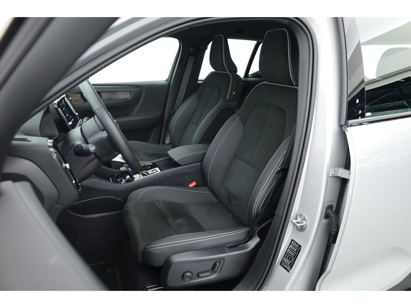 Volvo XC40 1.5 T5 Plug-in hybrid Plus Dark Facelift, Trekhaak, 20 inch, H&K Audio, elek. stoelen, stoel+ stuurverw.