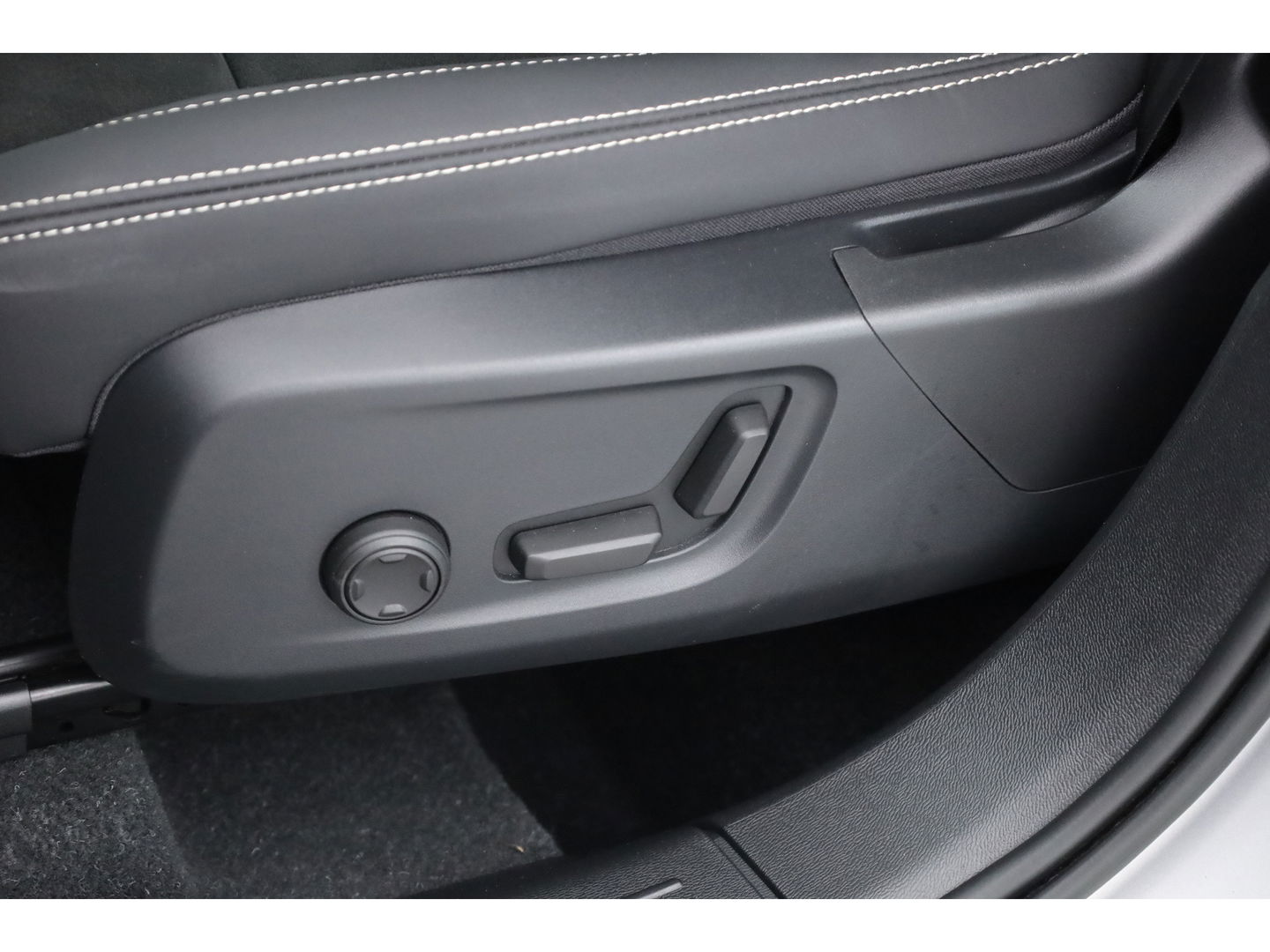 Volvo XC40 1.5 T5 Plug-in hybrid Plus Dark Facelift, Trekhaak, 20 inch, H&K Audio, elek. stoelen, stoel+ stuurverw.